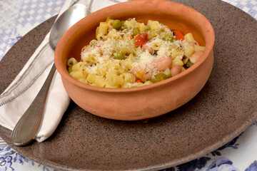 pasta con minestrone di verdure piatto classico italiano di inverno