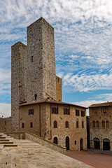 Fototapeta na wymiar Domplatz in der Altstadt von San Gimignano in der Toskana in Italien 