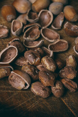 Obraz na płótnie Canvas Whole nuts, shelled nuts and shells. Corylus avellana. Macro photo, close up, on wooden table.