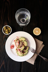 Buckwheat crispbread sandwiches with avocado and tuna paste with olives and chilly pepper. Healthy food. Vertical foto