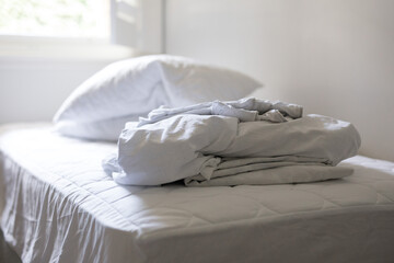 Fototapeta na wymiar White cotton sheets quilt doona cover and linen light white bright scopy space bedroom sleep rest soft copy sapce 