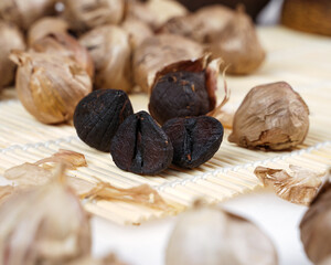Fototapeta na wymiar black garlic, can actually be used as a treatment for various diseases, even chronic diseases. Black garlic comes from fermented regular garlic.