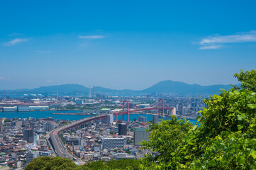 夏の高塔山展望台から見る北九州の都市景観