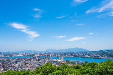 夏の高塔山展望台から見る北九州の都市景観