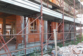 Lavori in corso nel cantiere edile in autunno -  costruire