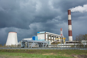 Obraz premium Heat power station and smoke from the chimney.