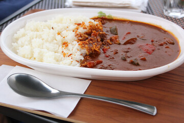 屋外で食べるスパイシーなカレーライス