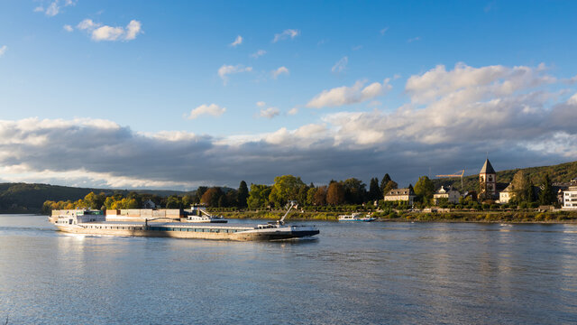 Schiffe auf dem Rhein bei Erpel