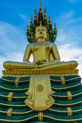 Obraz premium Seated buddha And sky with white clouds, blue sky