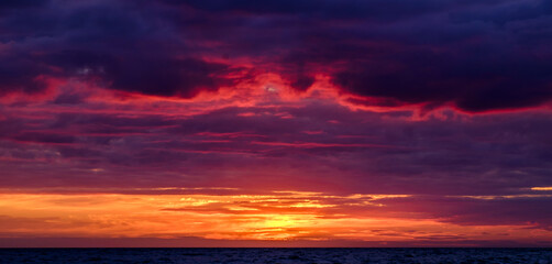 Obraz na płótnie Canvas Sunset over the sea