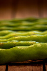 Grüne Bohnen auf Holztisch