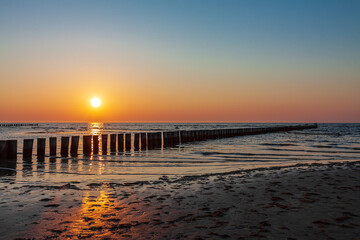 Sonnenuntergang an der Küste der Ostsee auf der Insel Poel