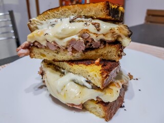 Fette di pane cafone napoletano tostate in padella con il burro con al centro provola affumicata e salsiccia