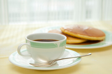 朝食のパンケーキとコーヒー