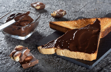 Тосты с кофе и шоколадным сливочным сыром. Завтрак с тостами. Тосты намазанные шоколадом.