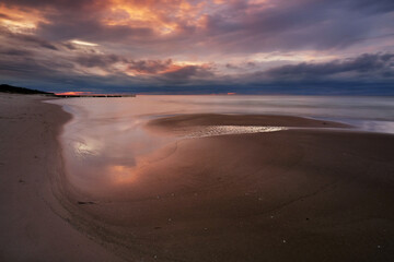 Zachód słońca na wybrzeżu Morza Bałtyckiego,plaża  w Dźwirzynie,Polska. - obrazy, fototapety, plakaty