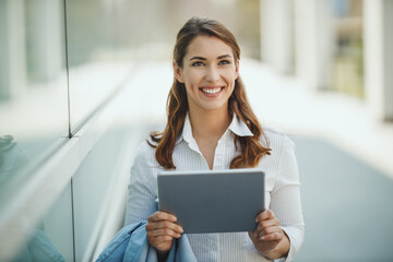 Managing Her Work Day The Digital Way