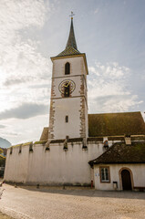 Obraz premium Muttenz, Kirche, Sankt Arbogastkirche, Sankt Arbogast, Reformierte Kirche, Ringmauern, Kirchhof, Dorf, Dorfkern, Kirchplatz, Kirchturm, Baselland, Schweiz, Herbst, Sommer