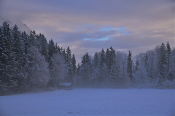 Morgendliche Winterstimmung in den Bergen 