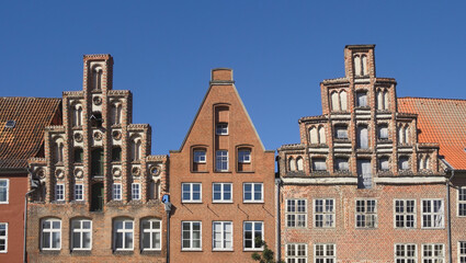 Fototapeta premium Lüneburg - Altstadthäuser, historisch neben neuzeitlich, Niedersachsen, Deutschland, Europa