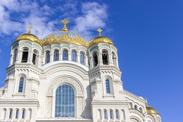 Fototapeta na wymiar Kronshtadt, Saint Petersburg, Russia,09.08.2020. The Cathedral of St. Nicholas the Wonderworker. Blue sky, clouds and sunny weather. important religious site.