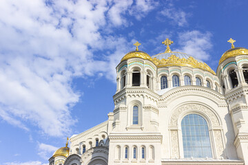 Obraz premium Kronshtadt, Saint Petersburg, Russia,09.08.2020. The Cathedral of St. Nicholas the Wonderworker. Blue sky, clouds and sunny weather. important religious site.