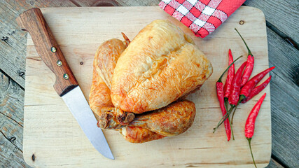 poulet rôti entier sur une planche à découper