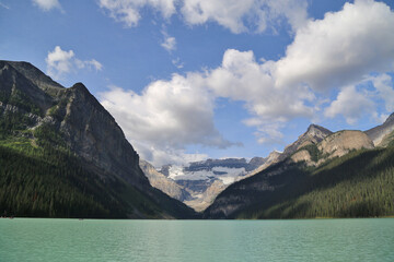 Obraz premium The Beautiful Landscape of the Lake Louise and its surrounding