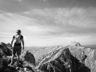 Joven senderista observando la inmensidad del paisaje.
Young hiker observing the immensity of the...