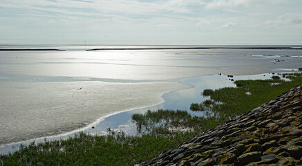 ostfriesische Küste mit Schiffen und Strand