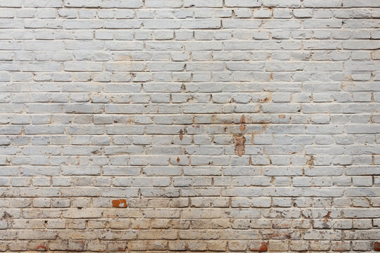 Textur. Eine alte und sch&auml;bige wei&szlig;e Backsteinmauer