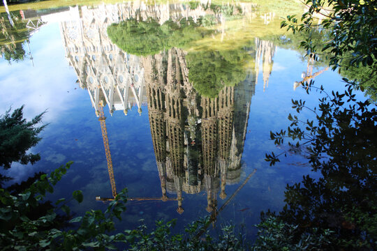 Sagrada Familia Reflejo en un Lago.