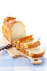 食パン（まな板の上の食パンとナイフ）