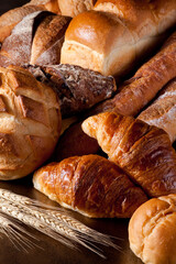 パンと稲穂（稲穂と様々なパンのバリエーション）