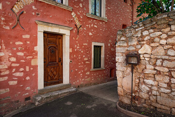 Fototapeta na wymiar Maison couleur d'ocre à Roussillon en Provence