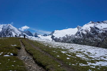 Fototapeta na wymiar Wanderweg Bergweg in den Bergen mit etwas Schnee Alpen beim Wandern Bergsteigen in Österreich Tirol