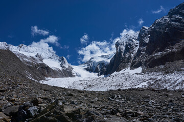 Fototapeta na wymiar Gletscher im Sommer in den Alpen nach etwas Schneefall