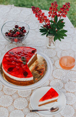 cake with strawberries