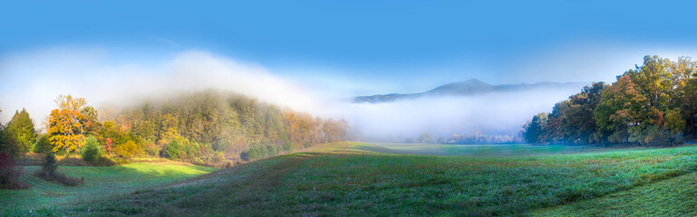 Naklejka premium Scenic panorama in Cades Cove in Smokey mountains national park in autumn.