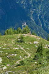 Tor mitten auf Wanderweg Bergweg in den Bergen der Alpen beim Wandern im Urlaub