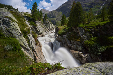 Wasserfall durch Schlucht Wasserlauf Fluss Langzeitbelichtung Berge Alpen Wandern