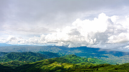 Naklejka premium Beautiful cloud over the mountain range at the northern of thailand