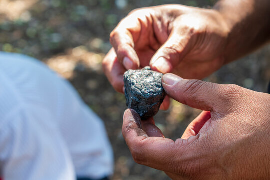 Personal de Protección Civil de Ciudad Victoria, Tamaulipas, México, recoge lo que serían los restos de un meteorito que habría impactado en un terreno del ejido Lázaro Cárdenas.