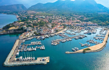 Luftaufnahme des Dorfes Saint Florent, Korsika. Hafenboote und Häuser. Saint-Florent oder San...