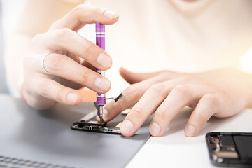 Master disassembles modern mobile phone, repairs and replaces battery, broken screen