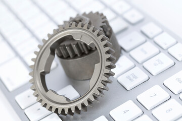 歯車とPCキーボード