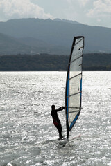 HOmbre haciendo windsurf al atardecer