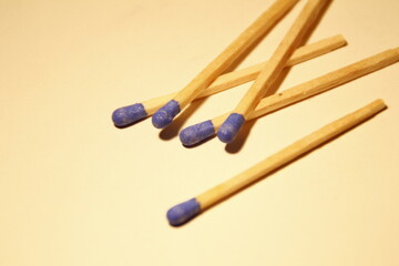 Cerillas de madera con cabeza azul