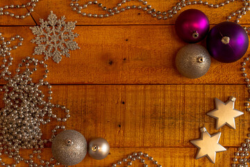 adornos navideños sobre madera vistos desde arriba