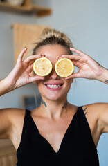 Bella chica con limón en loa dos ojos. Simpática chica sonriendo con fruta. Mujer feliz frente a...